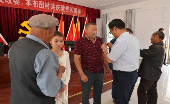 为党员佩戴党徽